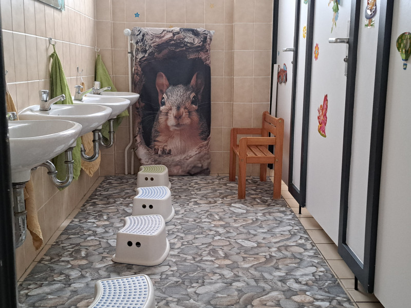 Vier Handwaschbecken und drei Toiletten